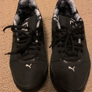 Pumas like new size 8